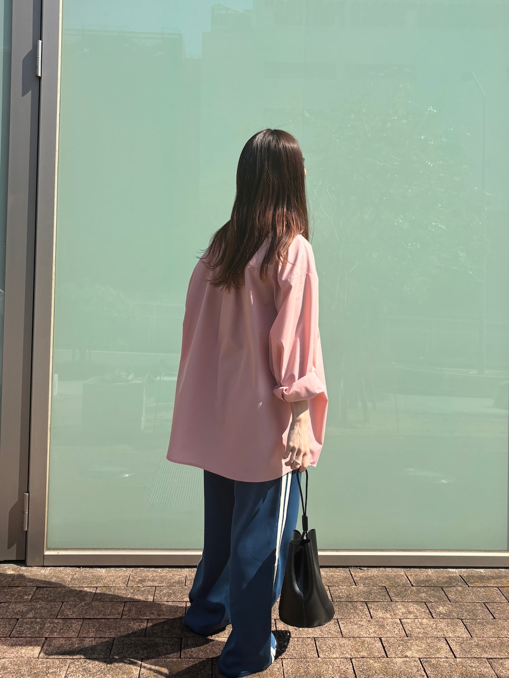 「春めき満開コーデ、春コーデ、ピンクシャツ、トラックパンツ、ピンク、ブルー、黒縁メガネ、スパンコールパンプス、スポーツmix、大人カジュアル、ママコーデ、低身長コーデ」｜「ISOOKの【新色登場！】スタンダードオーバーサイズシャツ/ ルーズ カラーシャツ ビッグサイズ レギュラーカラー 青シャツ 白シャツ 春服 オフィスカジュアル（シャツ/ブラウス、ピンク系）」を使った、ISOOKさん（レディース・152cm）の春コーディネートの3枚目の写真