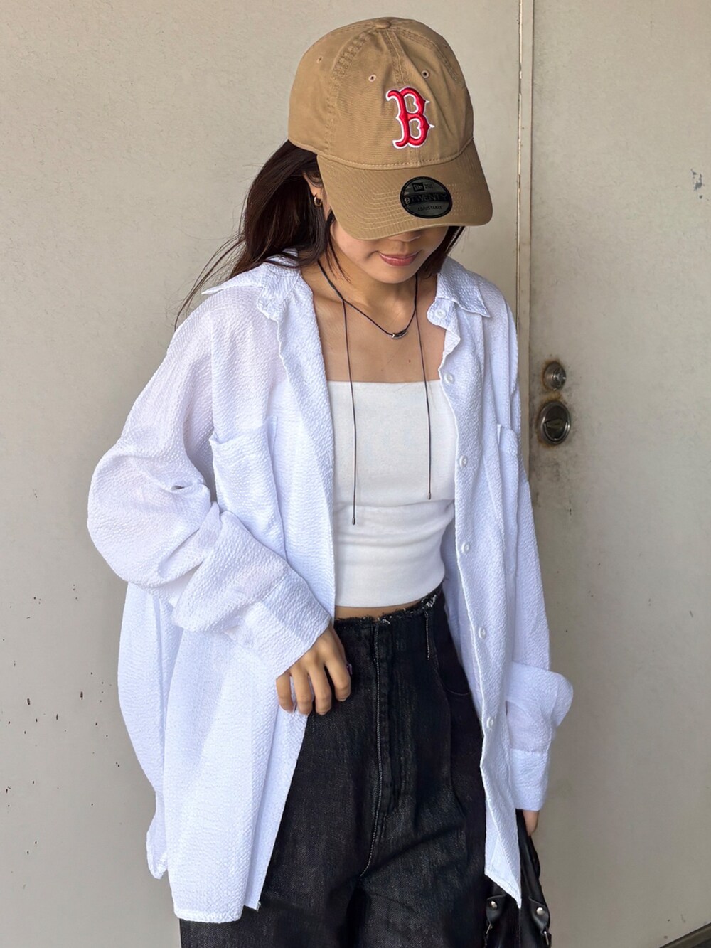 ブルー系のシャツ/ブラウス、ブラック系のデニムパンツ、ブラック系のスニーカーを着用したレディースの秋コーディネートの2枚目の写真