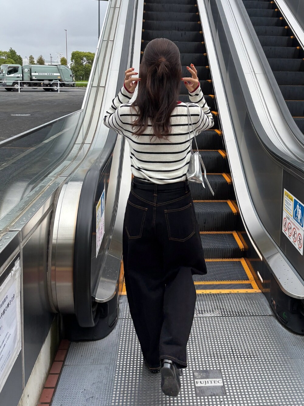 ホワイト系のカーディガン/ボレロ、ブラック系のデニムパンツを着用したレディースの秋コーディネートの3枚目の写真