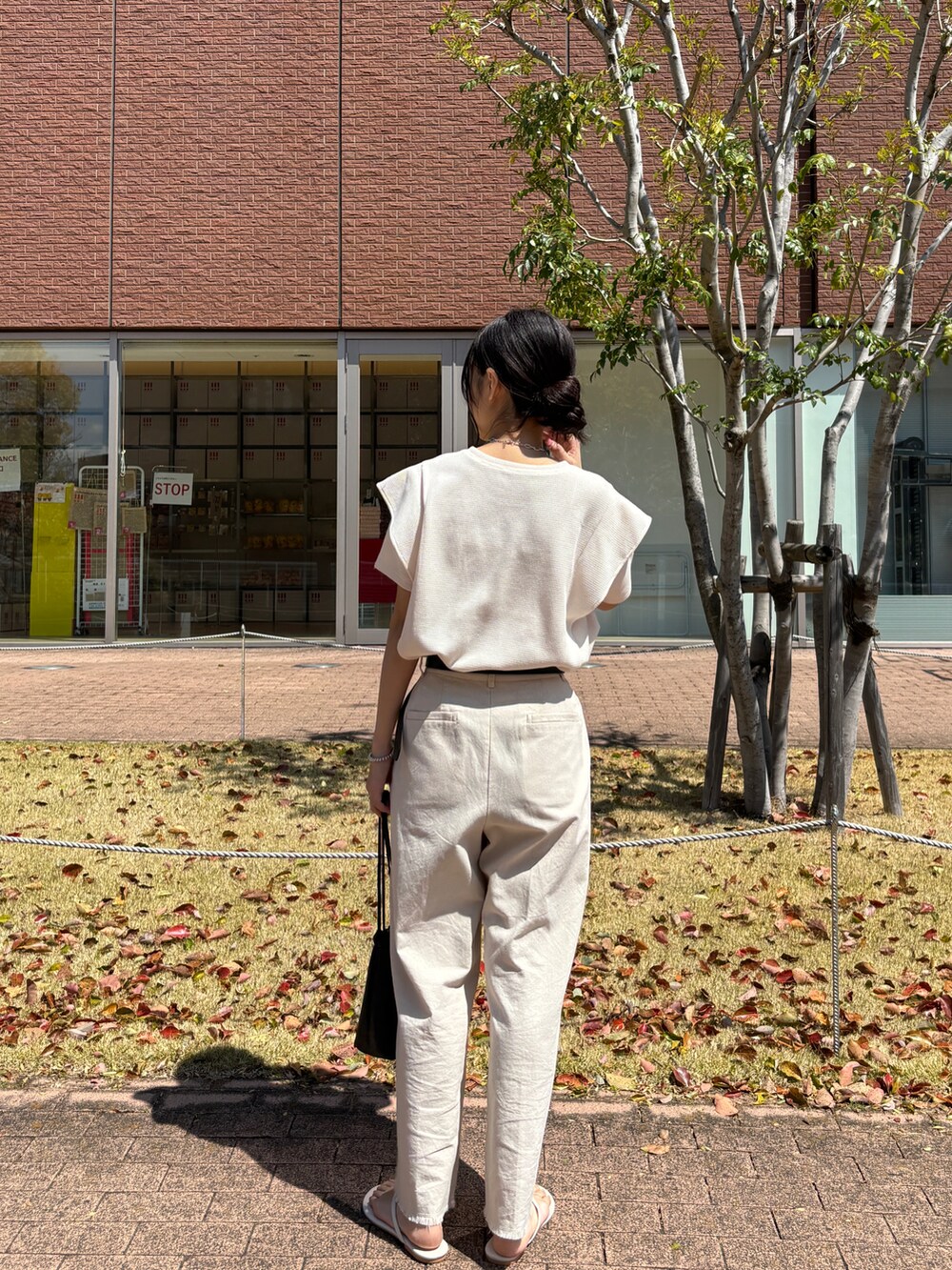 ホワイト系のTシャツ/カットソー、ベージュ系のセットアップを着用したレディースの春コーディネートの2枚目の写真