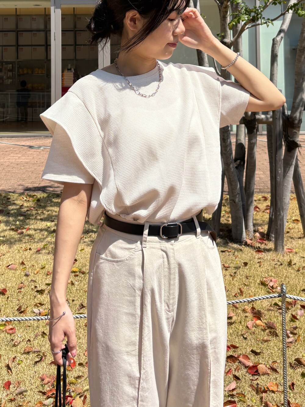 ホワイト系のTシャツ/カットソー、ベージュ系のセットアップを着用したレディースの春コーディネートの3枚目の写真