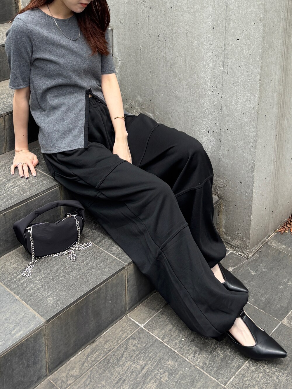 ベージュ系のTシャツ/カットソー、ブラック系のスウェットパンツを着用したレディースの春コーディネートの2枚目の写真