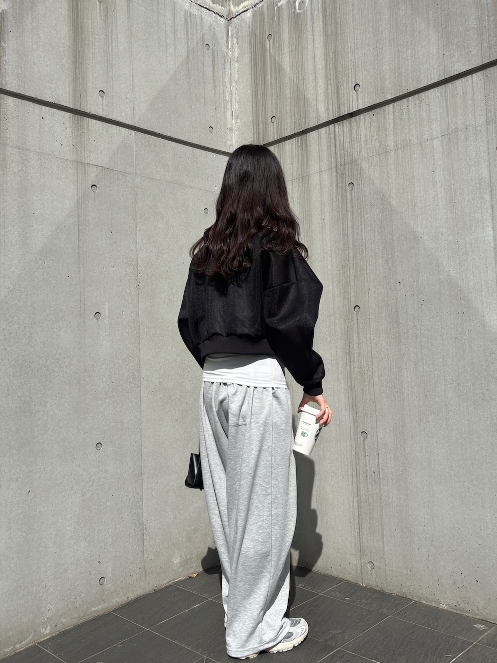 ブラック系のカーディガン/ボレロ、グレー系のスウェットパンツを着用したレディースの春コーディネートの4枚目の写真