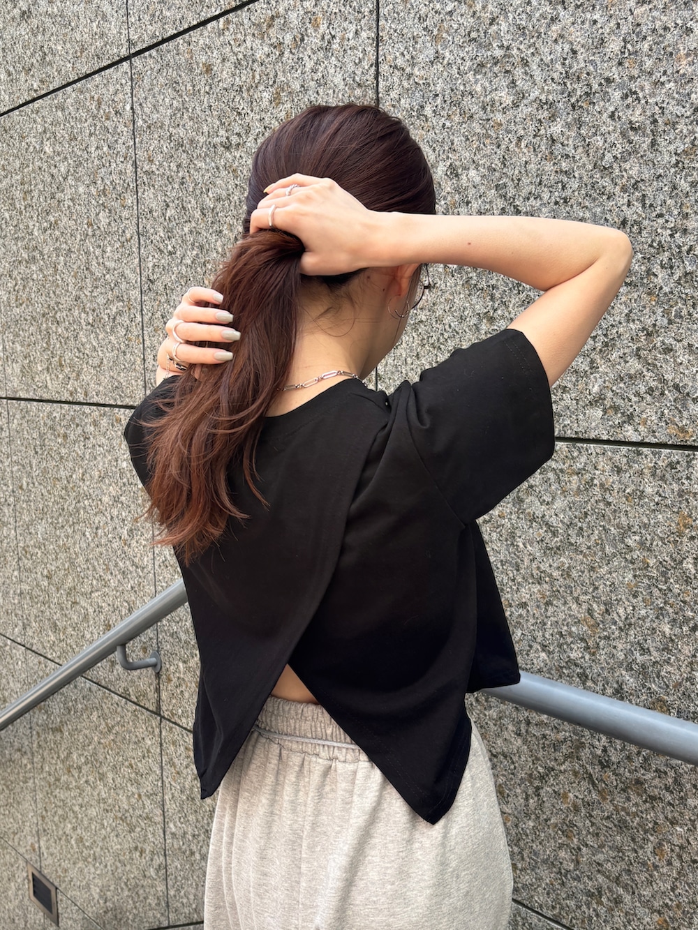 「バックスリットTシャツ、スウェットパンツ、サングラス、ラフコーデ、大人カジュアル、海外風コーデ、楽ちんコーデ、モノトーンコーデ、低身長コーデ、夏コーデ、骨格ウェーブ、ママコーデ」|「ISOOKの【ISOOK / アイスー】ドローコードワイドスウェットパンツ / ビックシルエット ルーズ丈 総ゴム ベルトループ 白 ホワイト グレー 黒 ブラック ZOZOTOWN限定(スウェットパンツ、グレー系)」を使った、ISOOKさん(骨格ウェーブ・レディース・152cm)の春コーディネートの2枚目の写真