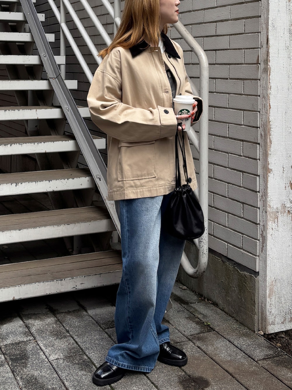 ベージュ系のブルゾン、ホワイト系のTシャツ/カットソー、ブルー系のデニムパンツを着用したレディースの春コーディネートの3枚目の写真