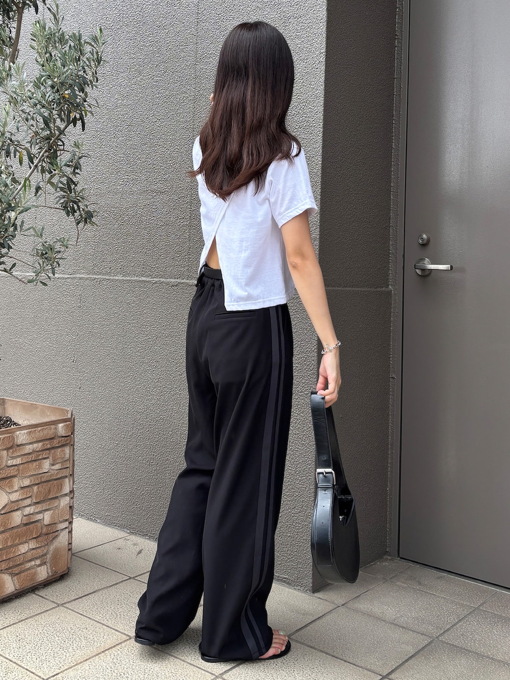 「夏ルックで気分アップ、白Tシャツ、夏服コーデ、今日のコーデ、ブラックコーデ、サングラス、ヘルシーコーデ、サンダル、トラックパンツ、スラックス、ウェーブ、160cm台コーデ、コードネックレス、モノトーンコーデ、ママファッション」｜「ISOOKの【ISOOK / アイスー】バックスリットTシャツ / シンプルトップス 白T 黒T 半袖 ショート丈 短丈 クロップド丈 クルーネック 無地 ホワイト ブラック 白 黒 ZOZOTOWN限定（Tシャツ/カットソー、ホワイト系）」を使った、ISOOKさん（骨格ウェーブ・レディース・160cm）の夏コーディネートの2枚目の写真