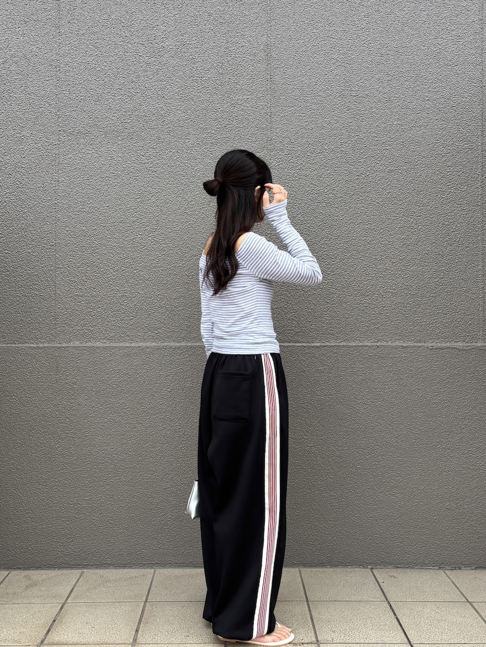 「トラックパンツ、オフショルダートップス、ボーダーTシャツ、シルバーバッグ、サンダル、お団子ヘアー、スポーツmix、大人カジュアル、ママコーデ、骨格ウェーブ、春コーデ」｜「ISOOKの【ISOOK / アイスー】オフショルボーダーカットソー / 2way 長袖 Tシャツ ボートネック ロングスリーブ タイト 細ボーダー 白 黒 グレー ホワイト ブラック ZOZOTOWN限定（Tシャツ/カットソー、グレー系）」を使った、ISOOKさん（レディース・160cm）の春コーディネートの3枚目の写真