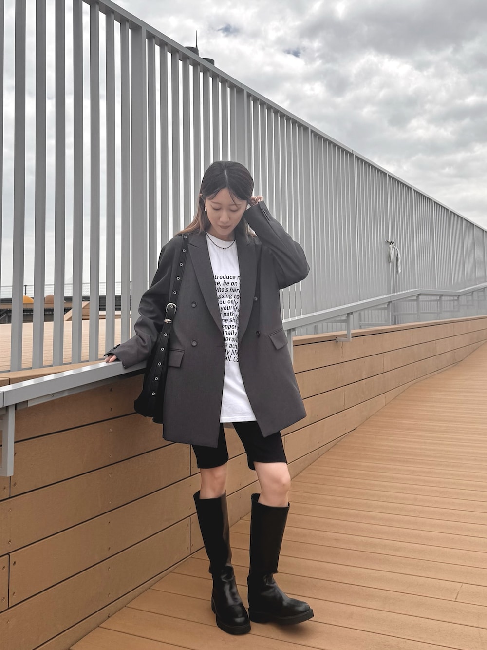ホワイト系のTシャツ/カットソー、ブラック系のその他パンツを着用したレディースの秋コーディネートの3枚目の写真