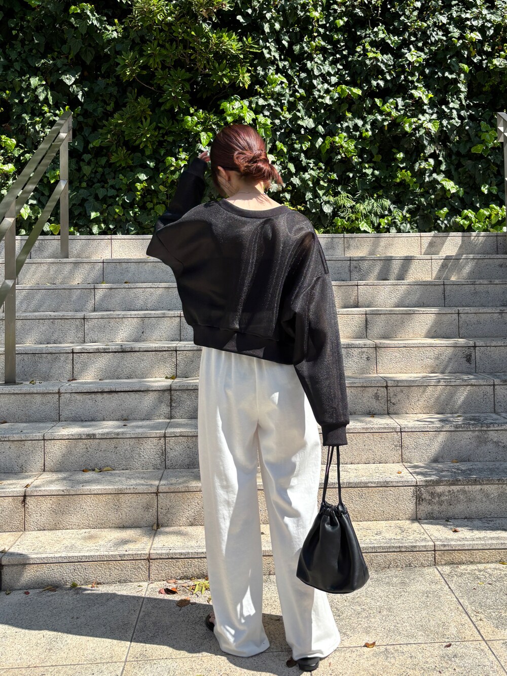 ブラック系のカーディガン/ボレロ、ホワイト系のスウェットパンツを着用したレディースの春コーディネートの2枚目の写真