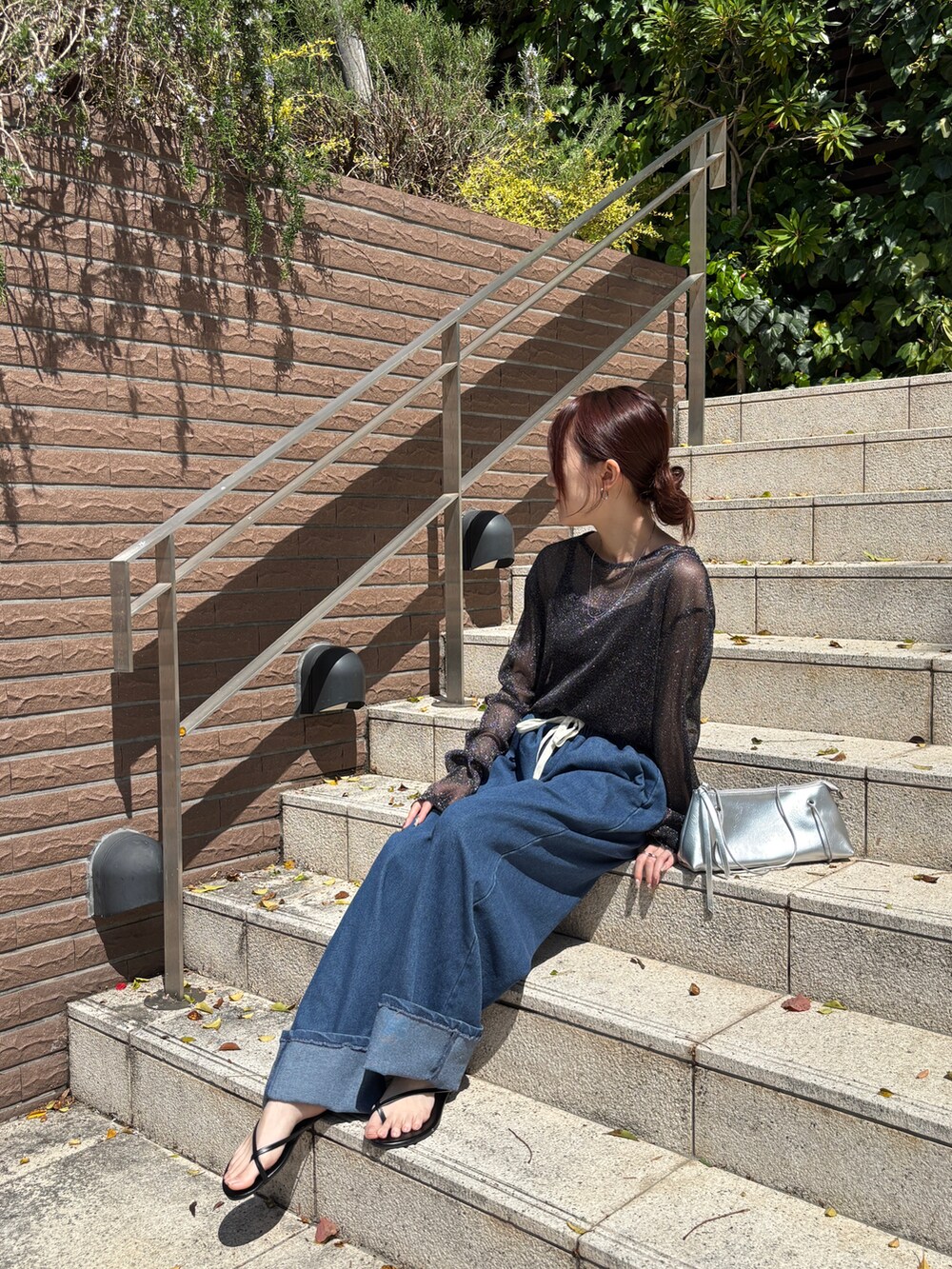 ブルー系のデニムパンツ、ブラック系のTシャツ/カットソーを着用したレディースの春コーディネートの2枚目の写真