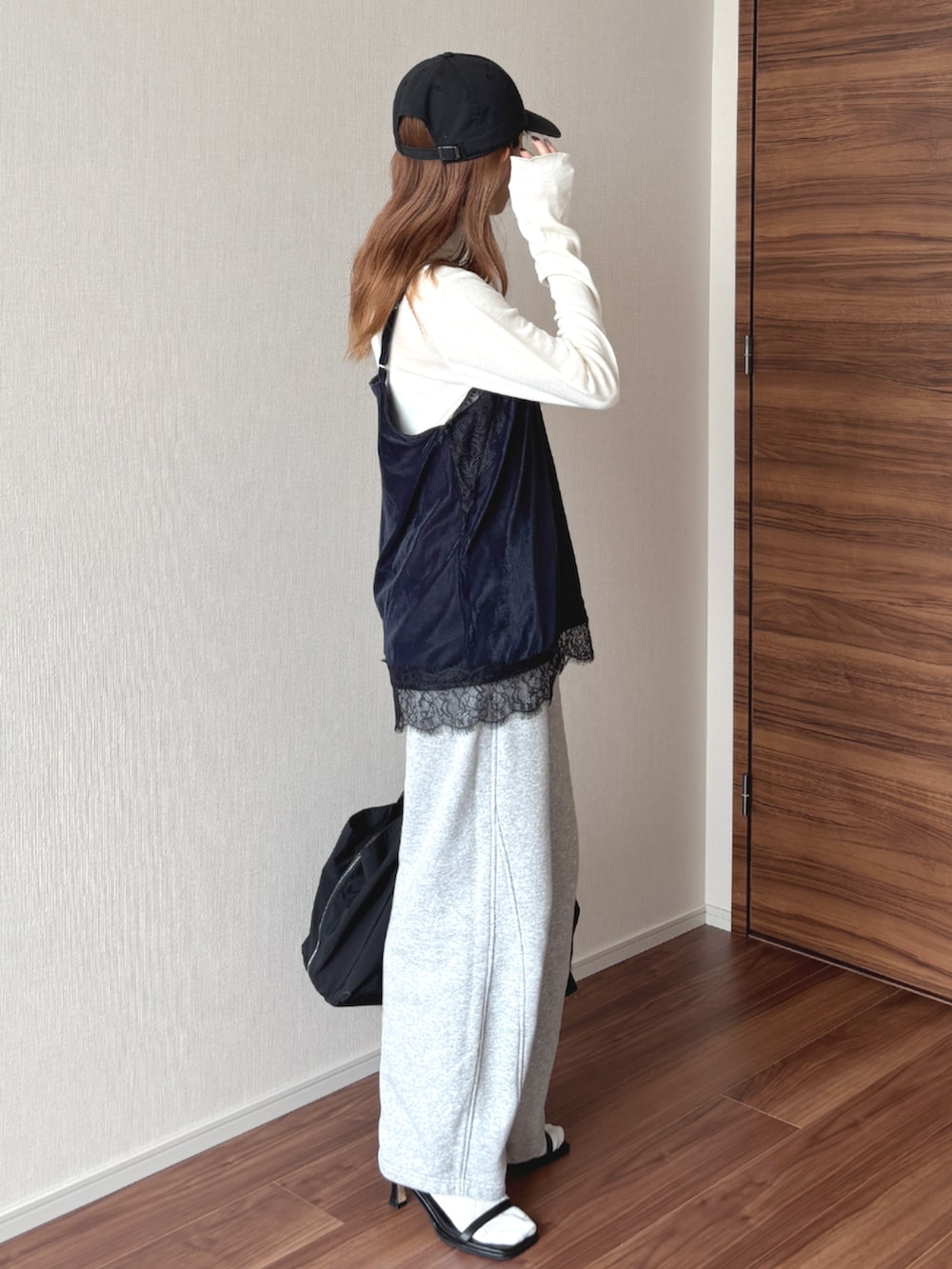 ブルー系のキャミソール、ホワイト系のTシャツ/カットソー、ブラック系のハンドバッグを着用したレディースの秋コーディネートの2枚目の写真