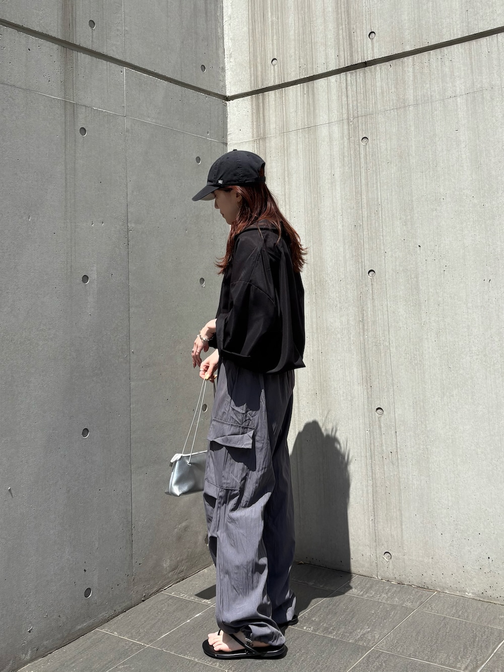 「カーゴパンツ、パラシュートパンツ、ブルゾン、シルバーバッグ、サンダル、モノトーンコーデ、ブラックコーデ、大人カジュアル、ラフコーデ、ストリートコーデ、スポーツmix、低身長、ママコーデ、キャップコーデ」｜「ISOOKの【ISOOK / アイスー】ルーズパラシュートカーゴパンツ / ナイロンライク しわ加工 ハイウエスト ドロスト 総ゴム アウトポケット ミリタリー 黒 グレー グリーン ZOZOTOWN限定（カーゴパンツ、グレー系）」を使った、ISOOKさん（レディース・152cm）の春コーディネートの3枚目の写真