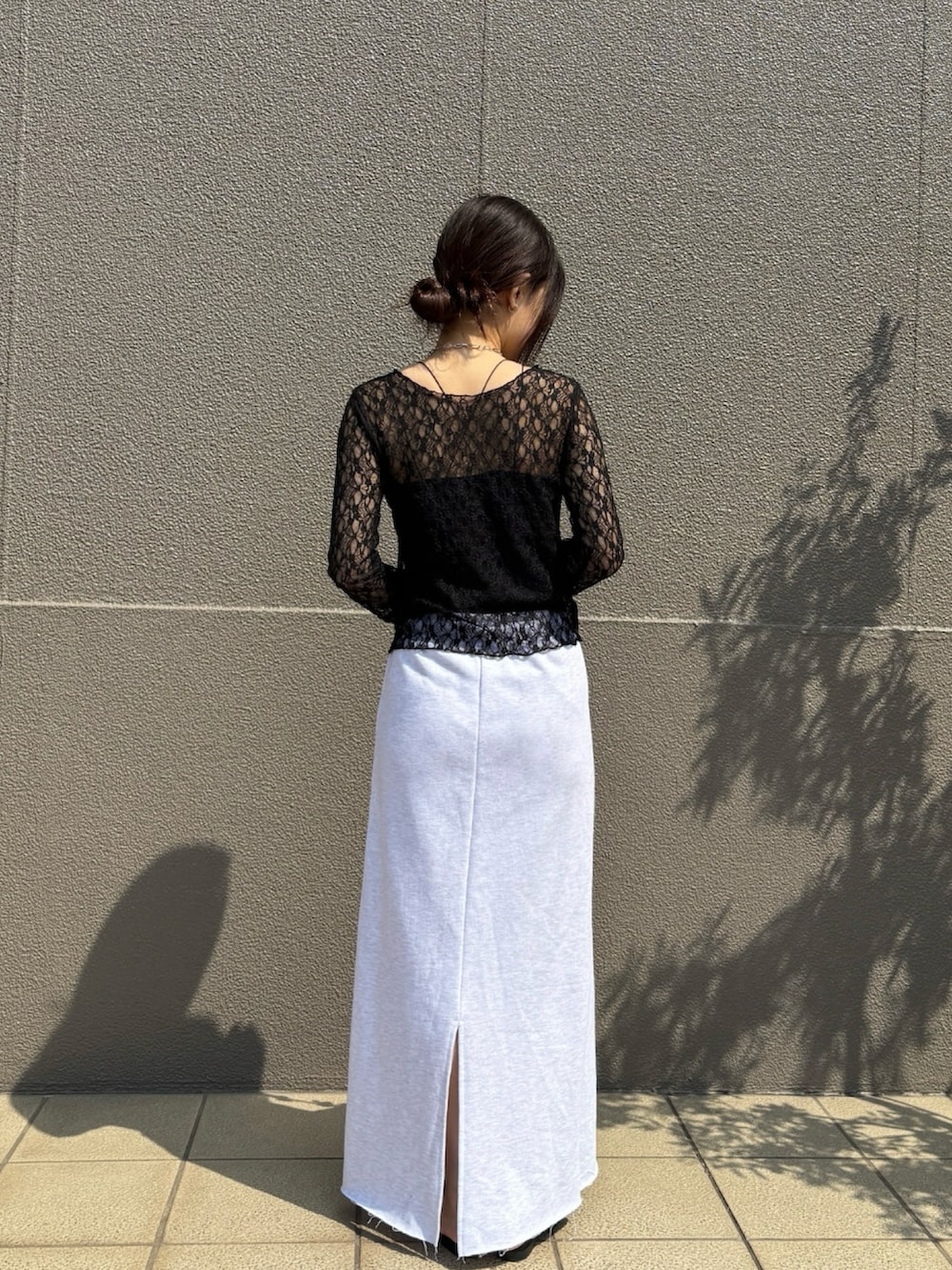 「レーストップス、スウェットスカート、スパンコールパンプス、赤バッグ、お団子ヘアー、大人カジュアル、ママコーデ、骨格ウェーブ、春コーデ、ブラック、グレー、ランチコーデ、ディナーコーデ」｜「ISOOKの【ISOOK / アイスー】セミフレアスウェットスカート / ロング ハイウエスト シームデザイン カットオフ 裾切りっぱなし ポケット付き ウエストゴム ライトグレー ブラック グレー 黒 ZOZOTOWN限定（スカート、グレー系）」を使った、ISOOKさん（レディース・160cm）の春コーディネートの2枚目の写真