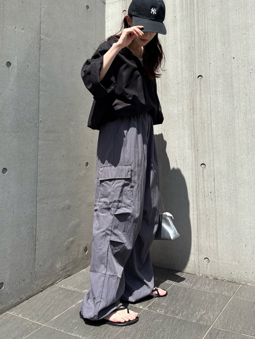 「カーゴパンツ、パラシュートパンツ、ブルゾン、シルバーバッグ、サンダル、モノトーンコーデ、ブラックコーデ、大人カジュアル、ラフコーデ、ストリートコーデ、スポーツmix、低身長、ママコーデ、キャップコーデ」｜「ISOOKの【ISOOK / アイスー】ルーズパラシュートカーゴパンツ / ナイロンライク しわ加工 ハイウエスト ドロスト 総ゴム アウトポケット ミリタリー 黒 グレー グリーン ZOZOTOWN限定（カーゴパンツ、グレー系）」を使った、ISOOKさん（レディース・152cm）の春コーディネートの2枚目の写真