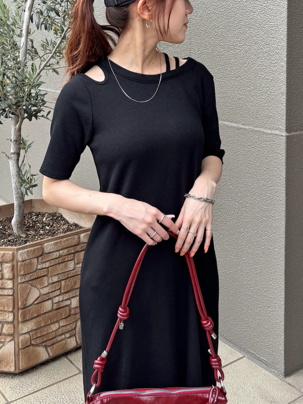 ブルー系のシャツ/ブラウス、ブラック系のワンピース、レッド系のハンドバッグを着用したレディースの夏コーディネートの2枚目の写真