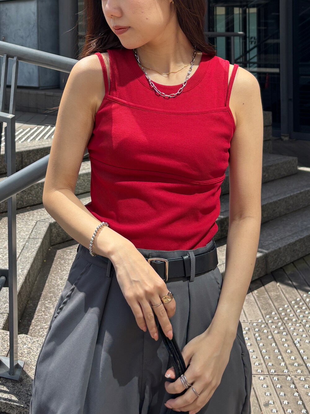 ピンク系のシャツ/ブラウス、ホワイト系のタンクトップを着用したレディースの春コーディネートの2枚目の写真