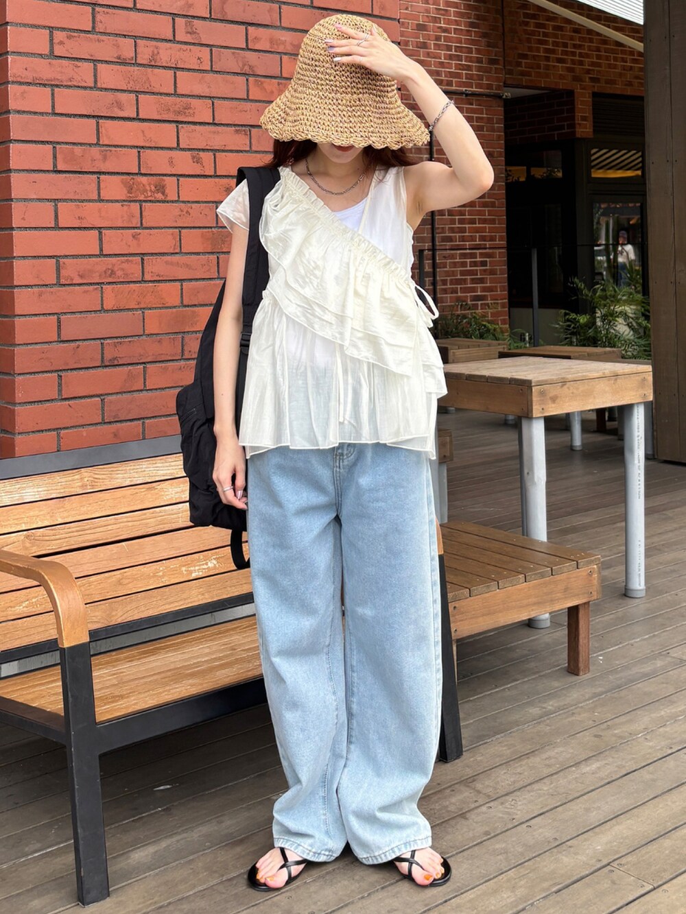 ホワイト系のシャツ/ブラウス、ブルー系のデニムパンツ、ベージュ系のハットを着用したレディースの夏コーディネートの2枚目の写真