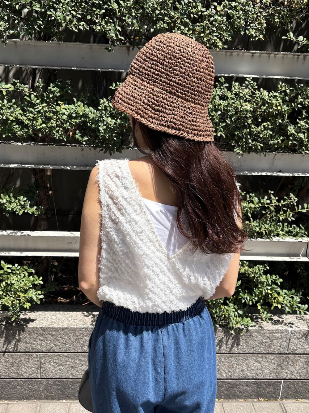 ブルー系のデニムパンツ、ブラック系のタンクトップを着用したレディースの春コーディネートの3枚目の写真