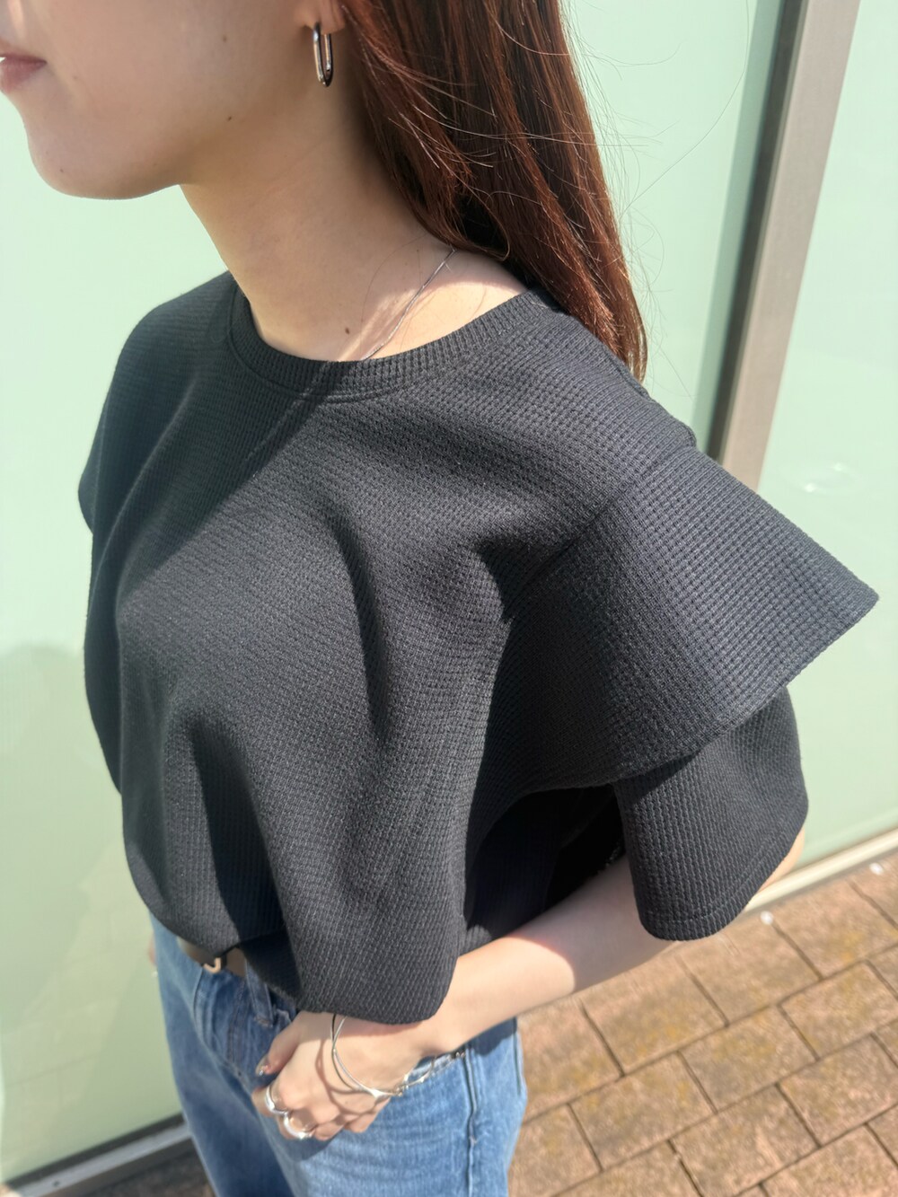 ブラック系のTシャツ/カットソーを着用したレディースの春コーディネートの3枚目の写真