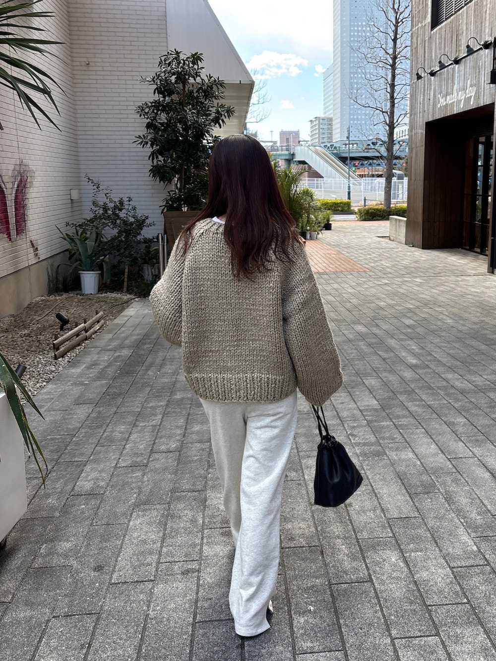 「ハンドニット、スウェットパンツ、サングラス、巾着バッグ、サンバ、海外風コーデ、大人カジュアル、スポーツmix、低身長コーデ、ママコーデ、春コーデ、ワントーンコーデ」｜「ISOOKのハンドニットウールブレンドカーディガン（comochi original） / 手編み ニットカーディガン 前後2way ざっくり編み セーター（ニット/セーター、ベージュ系）」を使った、ISOOKさん（レディース・152cm）の冬コーディネートの3枚目の写真