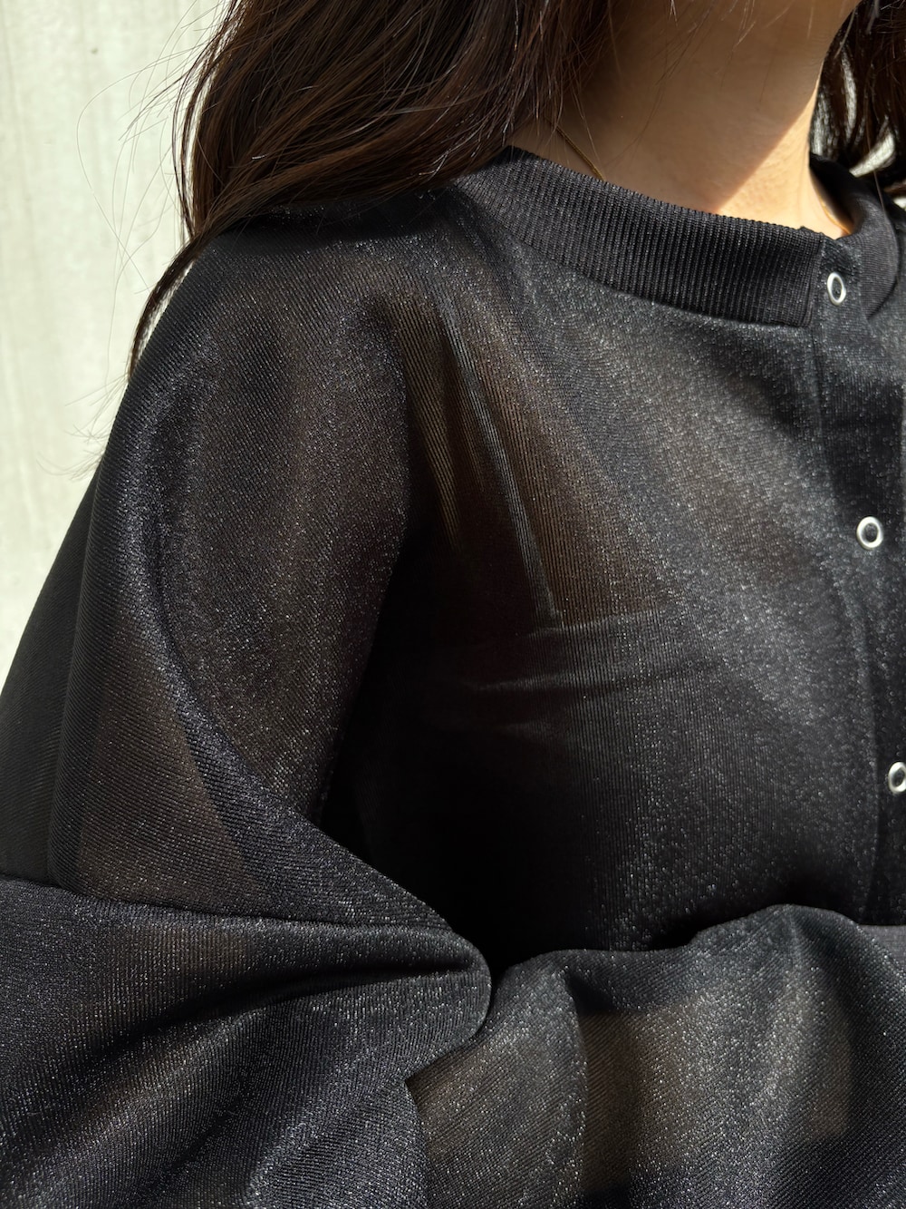 ブラック系のカーディガン/ボレロ、グレー系のスウェットパンツを着用したレディースの春コーディネートの3枚目の写真