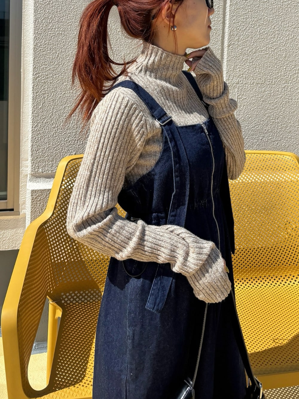 ブルー系のサロペット/オーバーオール、ホワイト系のニット/セーターを着用したレディースの秋コーディネートの2枚目の写真