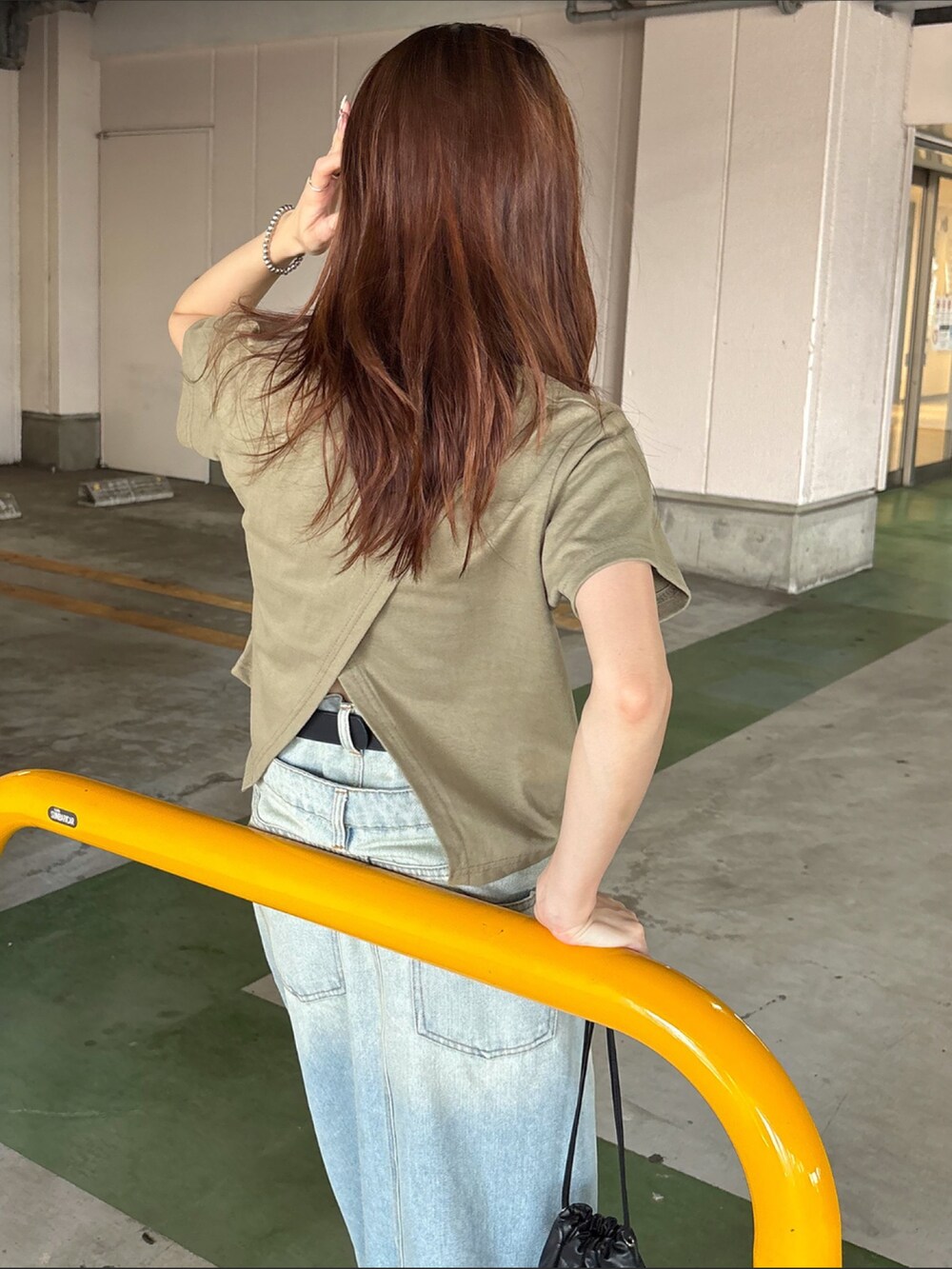 グリーン系のTシャツ/カットソー、ブルー系のデニムスカートを着用したレディースの夏コーディネートの2枚目の写真