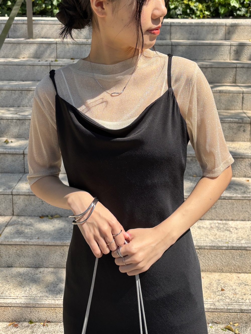 ゴールド系のTシャツ/カットソー、シルバー系のネックレスを着用したレディースの春コーディネートの2枚目の写真