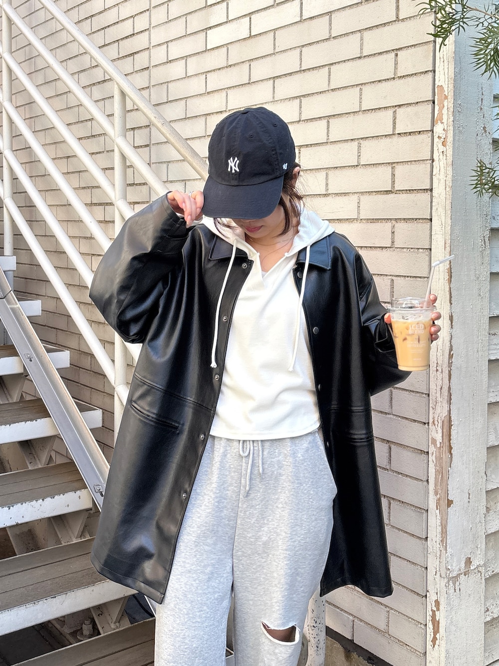 グレー系のスウェットパンツ、ホワイト系のブルゾンを着用したレディースの冬コーディネートの2枚目の写真