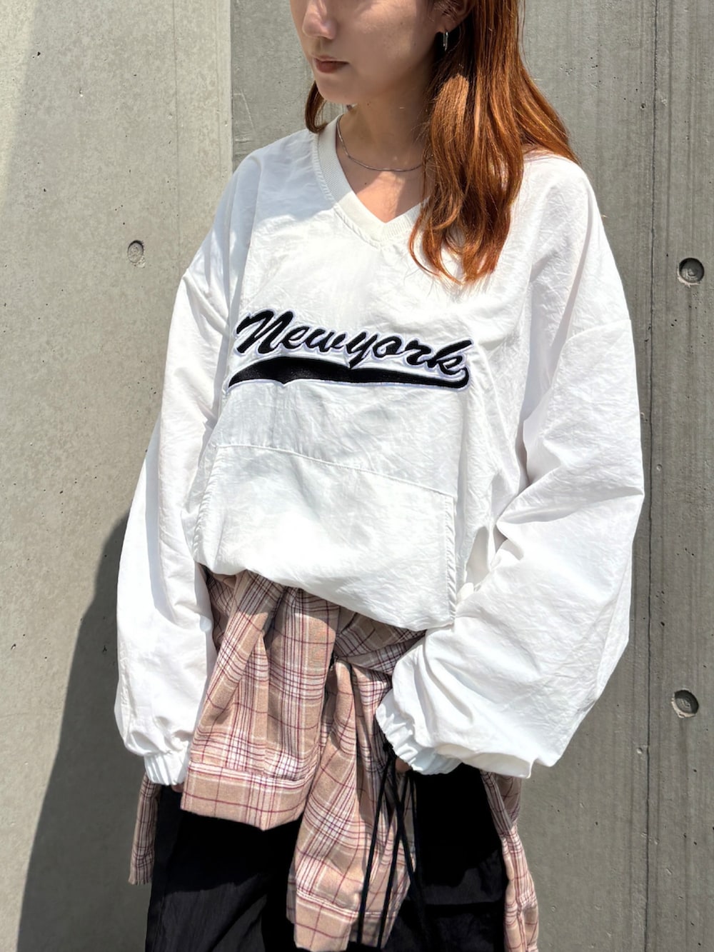 ホワイト系のその他トップス、ブラック系のカーゴパンツ、ベージュ系のシャツ/ブラウスを着用したレディースの秋コーディネートの2枚目の写真