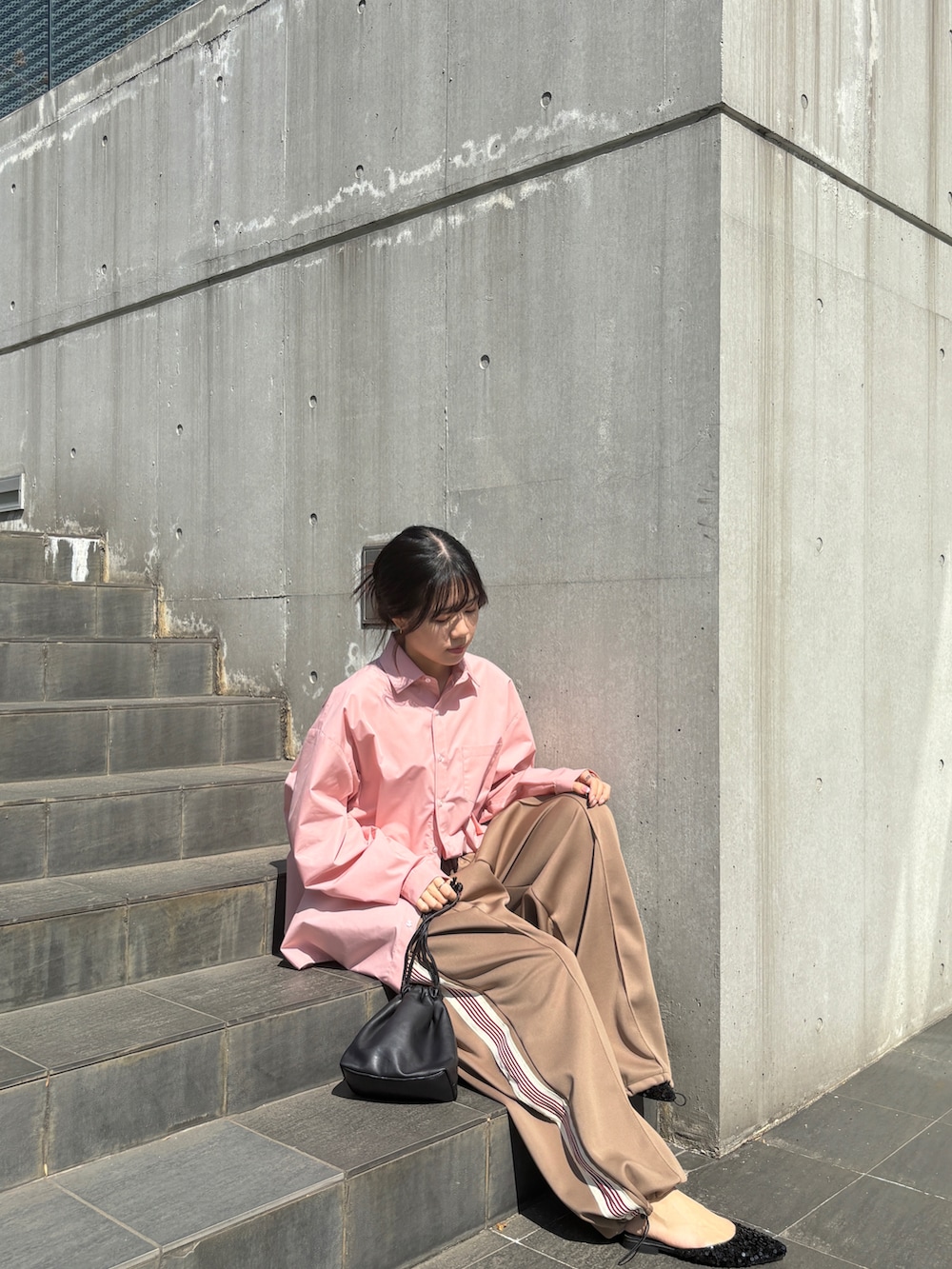 「春コーデ、春めき満開コーデ、ピンクシャツ、トラックパンツ、スパンコールパンプス、巾着バッグ、ラフコーデ、大人カジュアル、骨格ウェーブ、ママコーデ、ピンク×ベージュ」｜「ISOOKの【新色登場！】スタンダードオーバーサイズシャツ/ ルーズ カラーシャツ ビッグサイズ レギュラーカラー 青シャツ 白シャツ 春服 オフィスカジュアル（シャツ/ブラウス、ピンク系）」を使った、ISOOKさん（レディース・160cm）の春コーディネートの3枚目の写真
