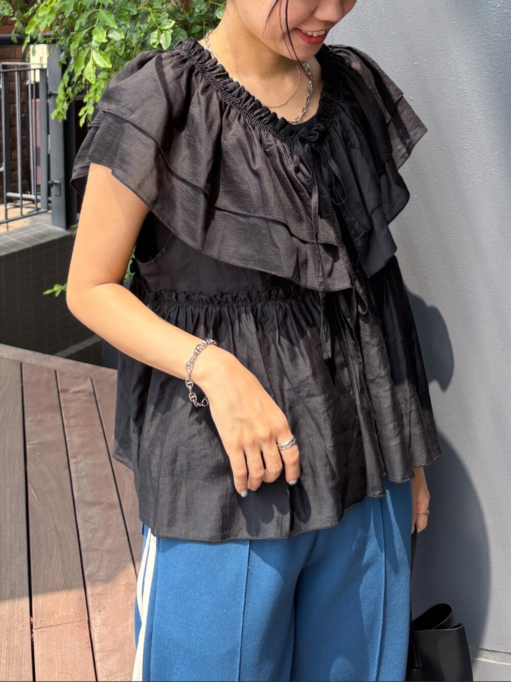 ブラック系のシャツ/ブラウス、ブルー系のその他パンツ、ブラック系のキャミソールを着用したレディースの夏コーディネートの2枚目の写真