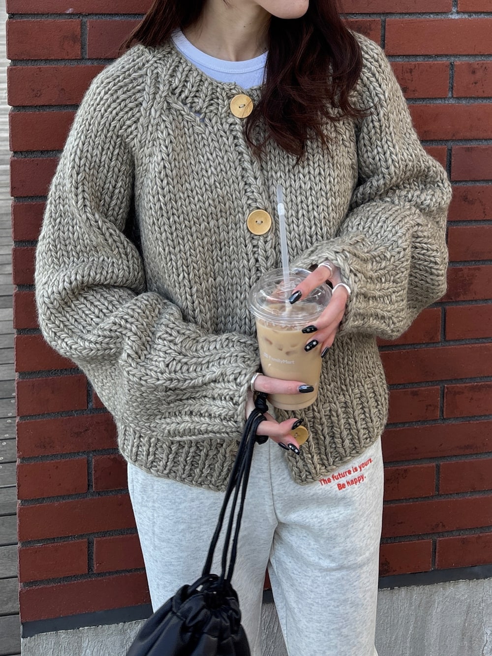 「ハンドニット、スウェットパンツ、サングラス、巾着バッグ、サンバ、海外風コーデ、大人カジュアル、スポーツmix、低身長コーデ、ママコーデ、春コーデ、ワントーンコーデ」｜「ISOOKのハンドニットウールブレンドカーディガン（comochi original） / 手編み ニットカーディガン 前後2way ざっくり編み セーター（ニット/セーター、ベージュ系）」を使った、ISOOKさん（レディース・152cm）の冬コーディネートの2枚目の写真