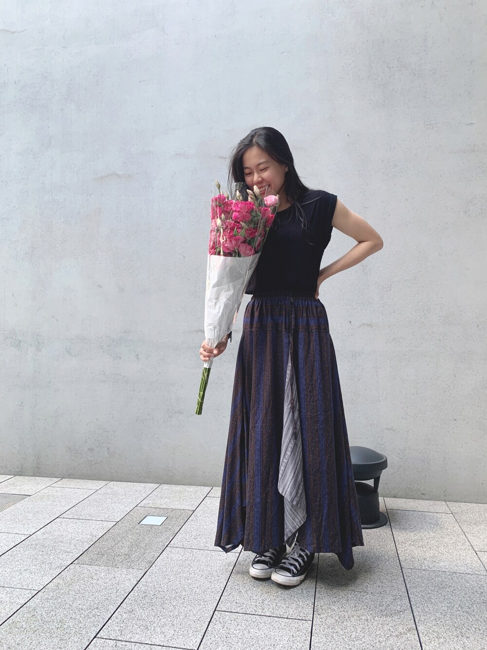 パープル系のスカートを着用したレディースの秋コーディネートの4枚目の写真