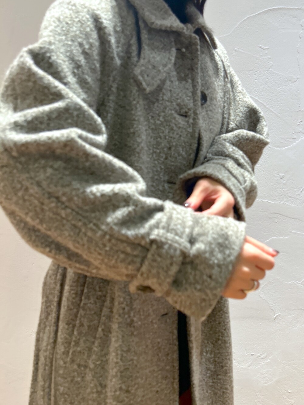 ベージュ系のステンカラーコートを着用したレディースの秋コーディネートの4枚目の写真