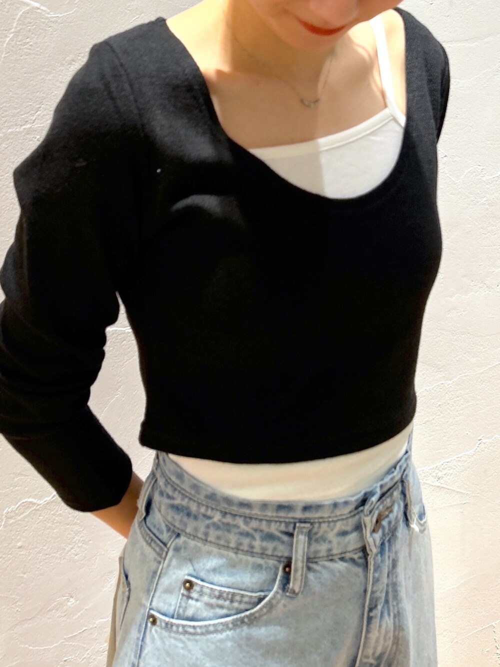 ブルー系のデニムパンツ、ブラック系のTシャツ/カットソー、ブラック系のローファーを着用したレディースの秋コーディネートの4枚目の写真