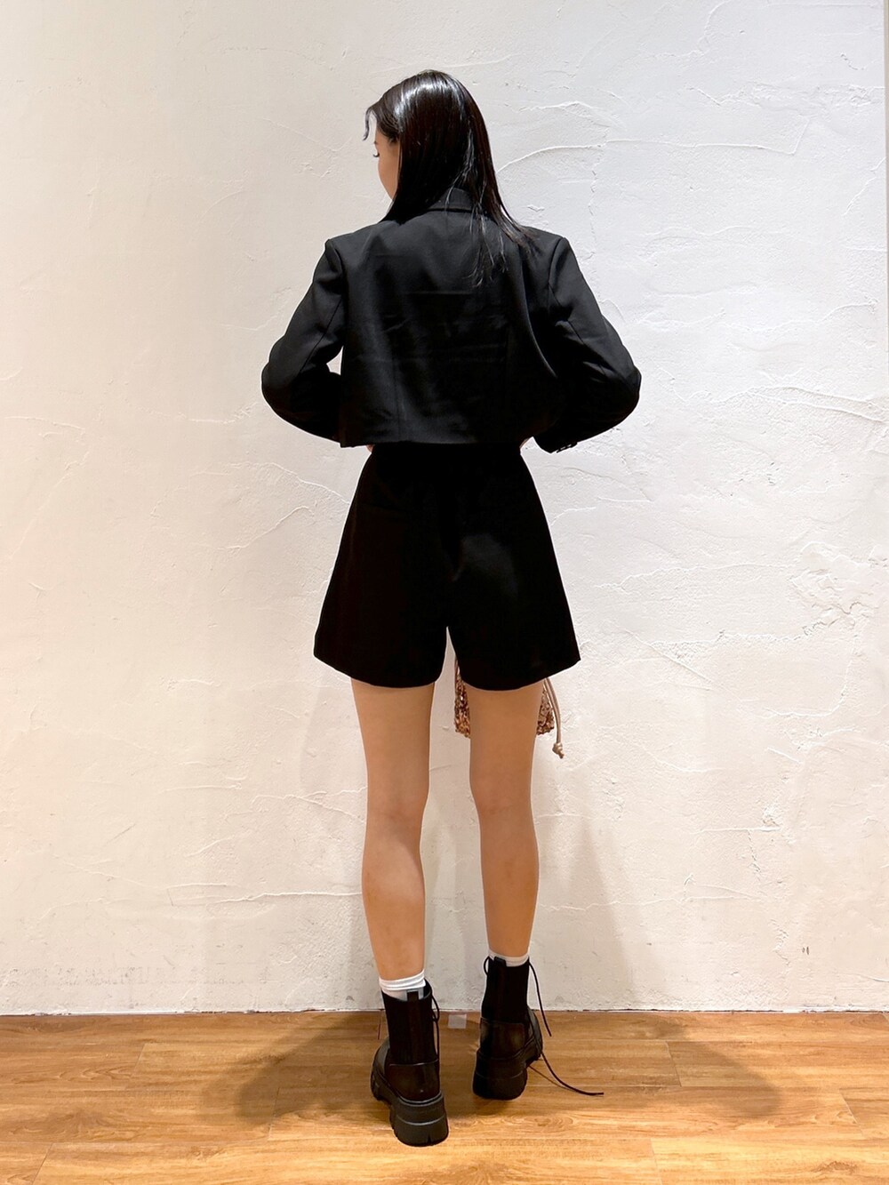 ブラック系のその他パンツ、ブラック系のテーラードジャケット、ブラック系のブーツを着用したレディースの秋コーディネートの3枚目の写真