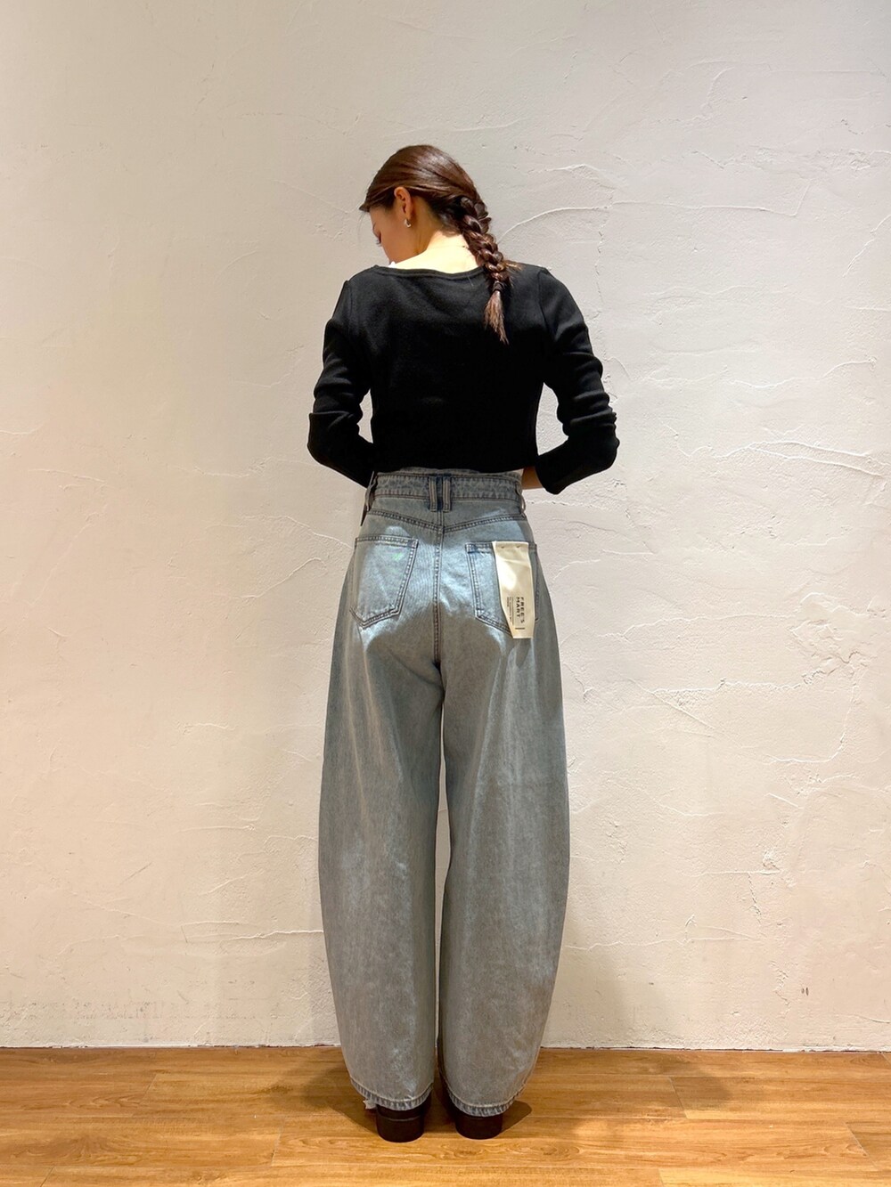 ブルー系のデニムパンツ、ブラック系のTシャツ/カットソー、ブラック系のローファーを着用したレディースの秋コーディネートの3枚目の写真