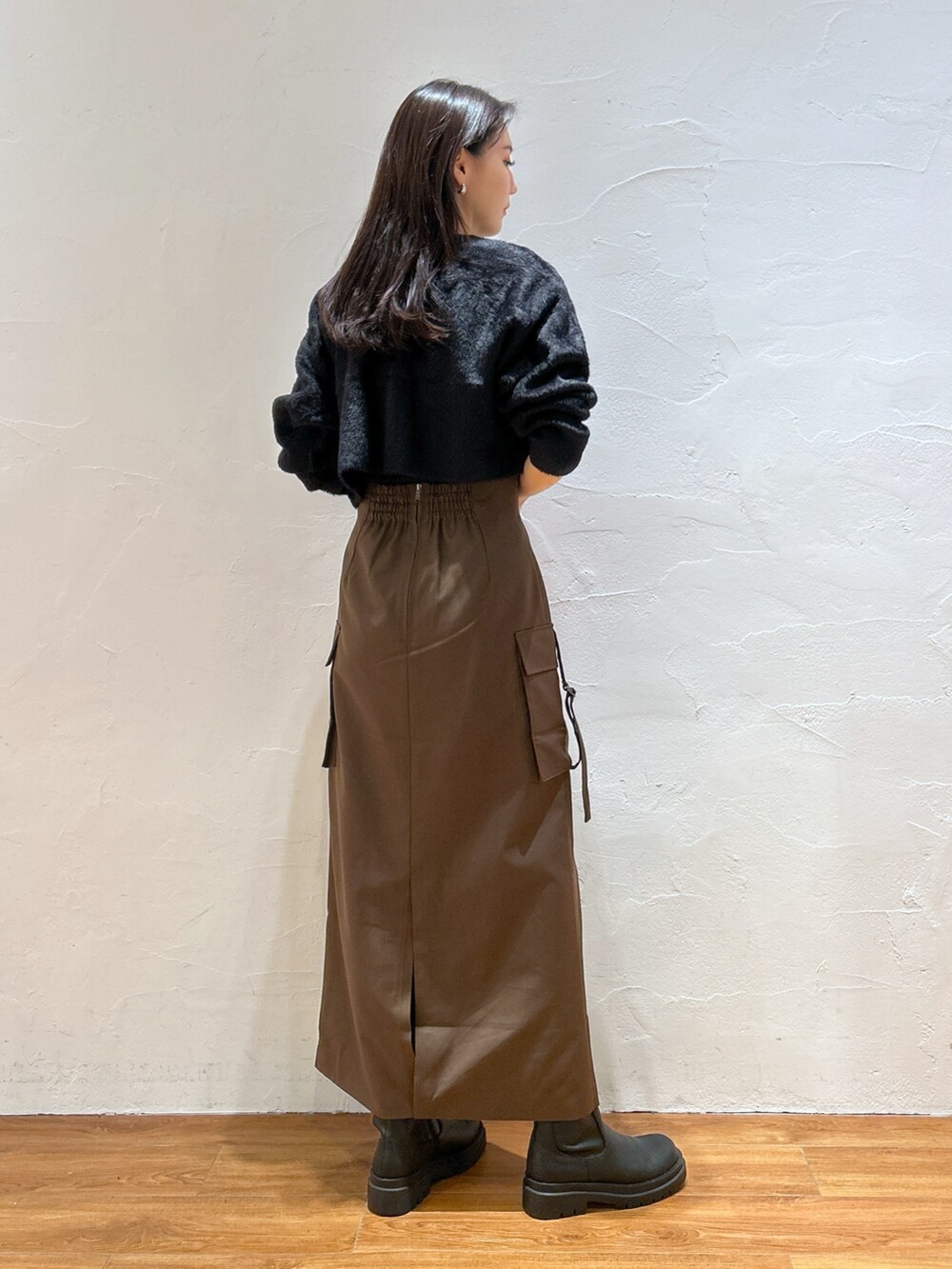 ブラック系のカーディガン/ボレロ、ブラウン系のスカート、オレンジ系のショルダーバッグを着用したレディースの秋コーディネートの2枚目の写真