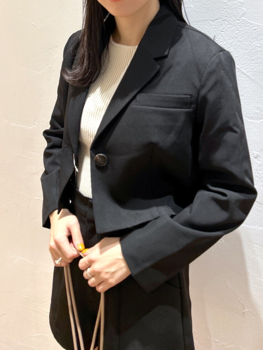 ブラック系のその他パンツ、ブラック系のテーラードジャケット、ブラック系のブーツを着用したレディースの秋コーディネートの4枚目の写真