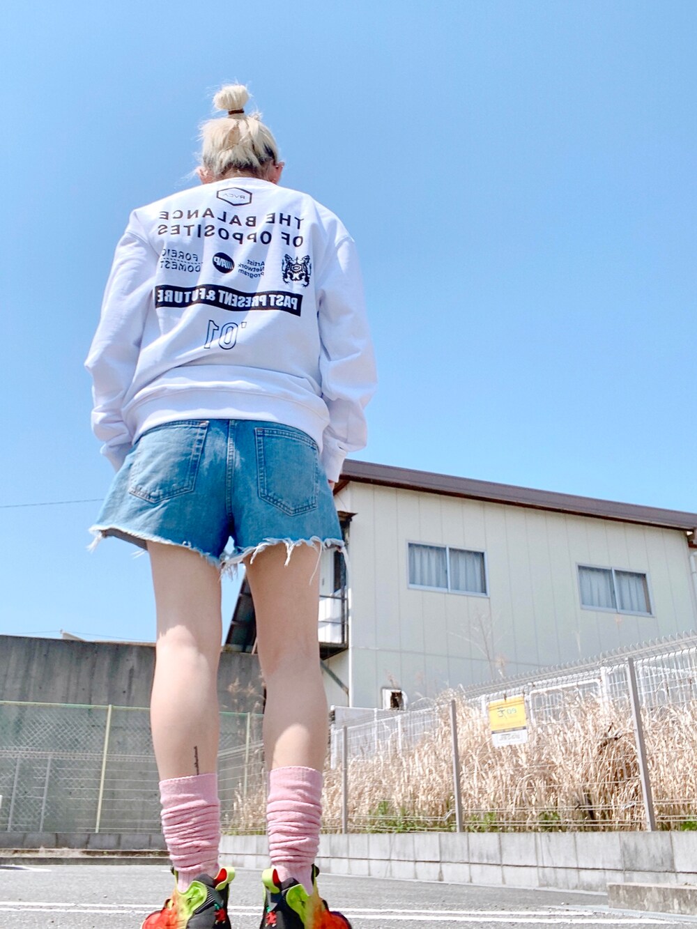 「春コーデ、rvca、シンプル、カジュアル、楽チンコーデ、メンズライク、ラクチンコーデ」｜「RVCAのRVCA/ルーカ 総柄 オーバーサイズスウェット/セットアップ対応 BB042-041（スウェット、ホワイト系）」を使った、tomoさん（レディース・160cm）の春コーディネートの2枚目の写真