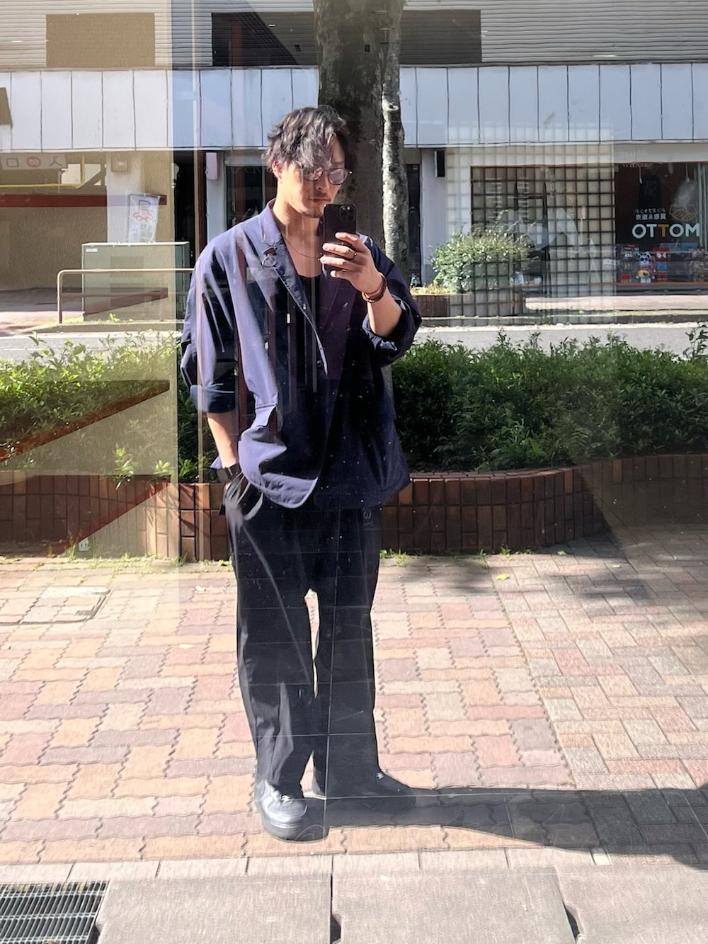 ブラック系のその他パンツ、ブラック系のスニーカー、ブルー系のテーラードジャケットを着用したメンズの春コーディネートの2枚目の写真