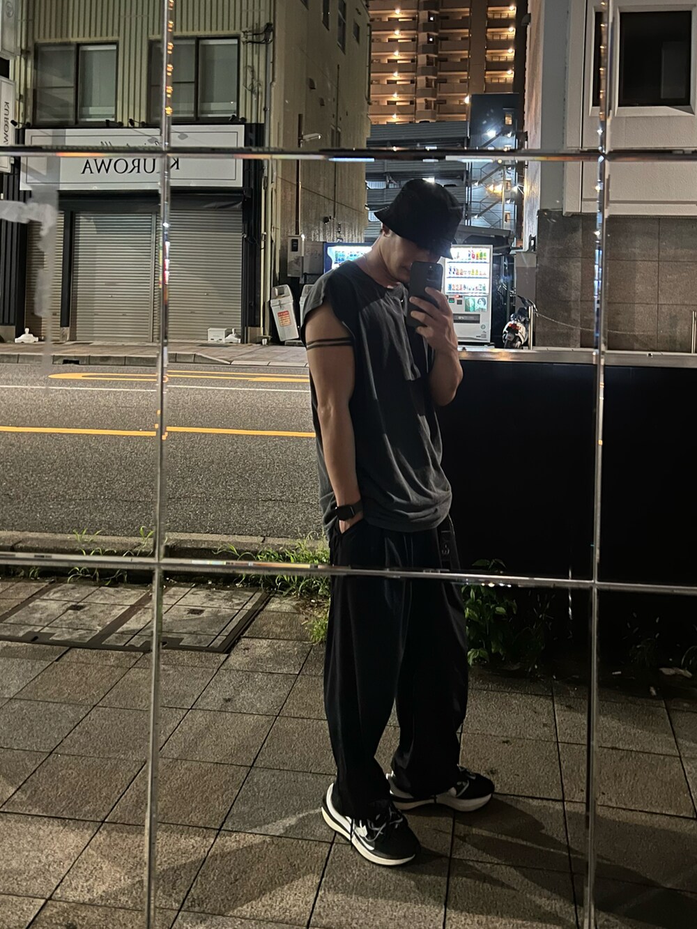 ブラック系のスニーカー、ブラック系のその他パンツ、ブラック系のタンクトップを着用したメンズの夏コーディネートの2枚目の写真