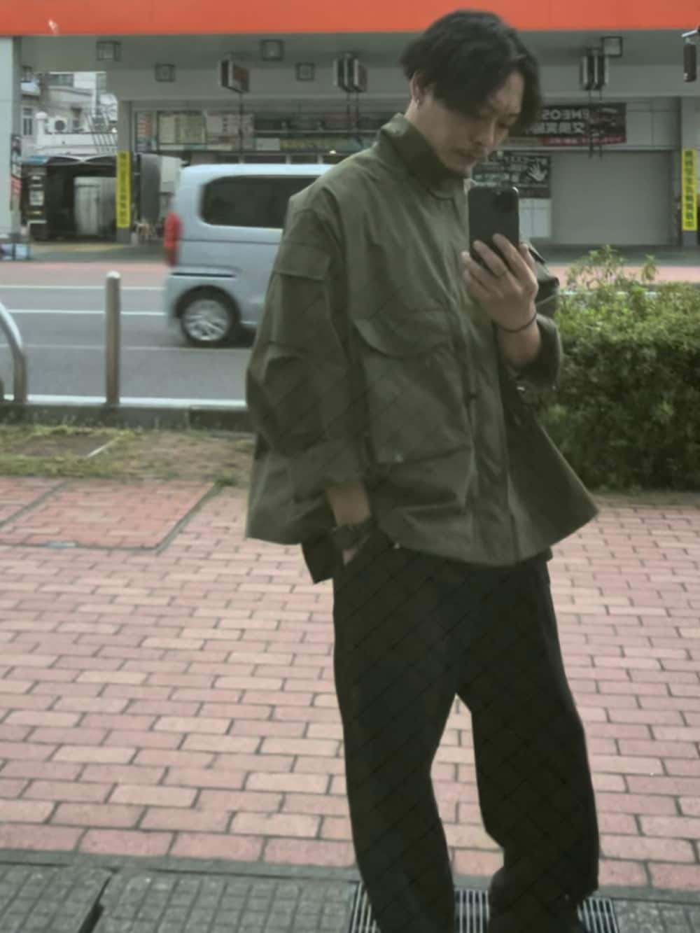 グリーン系のジャケット/アウター、ブラック系のその他パンツ、ブラック系のスニーカーを着用したメンズの春コーディネートの2枚目の写真