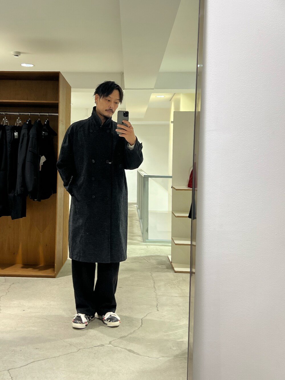 ブラック系のダウンジャケット/コート、ブラック系のスウェットパンツ、ブラック系のスニーカーを着用したメンズの冬コーディネートの2枚目の写真