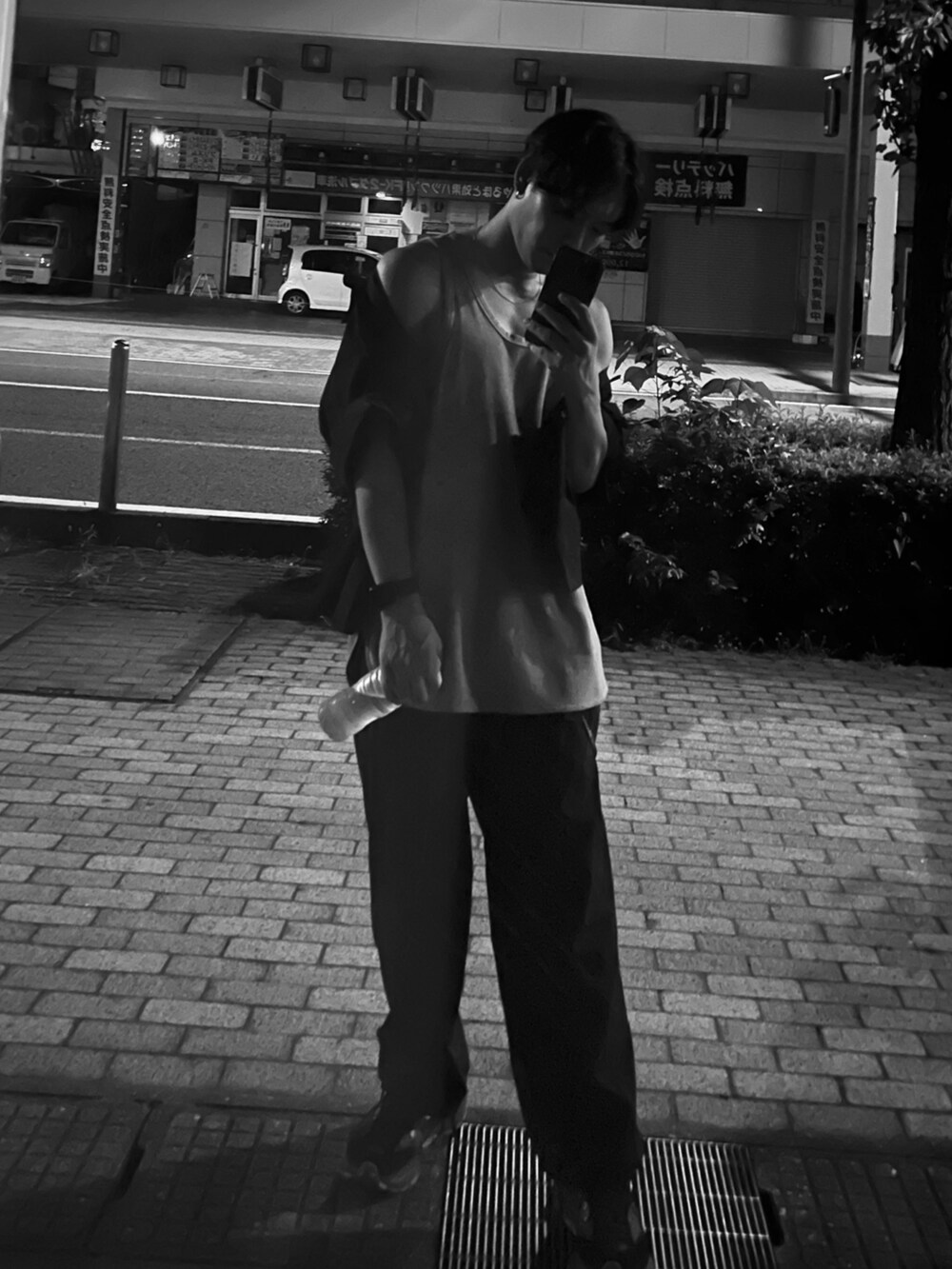 ブラック系のスニーカー、ブラック系のその他パンツを着用したメンズの夏コーディネートの2枚目の写真