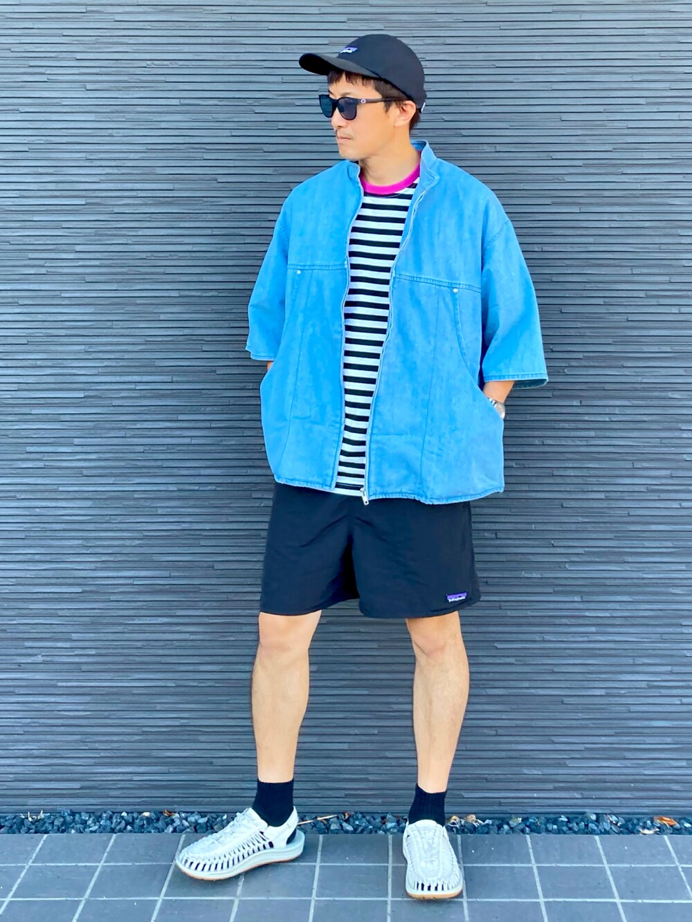 ブルー系のシャツ/ブラウス、ブラック系のTシャツ/カットソー、ブラック系のその他パンツを着用したメンズの秋コーディネートの2枚目の写真