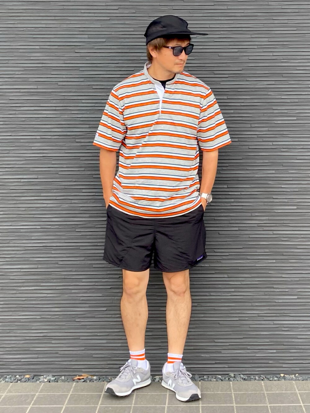 グレー系のTシャツ/カットソー、ブラック系のその他パンツ、グレー系のスニーカーを着用したメンズの夏コーディネートの2枚目の写真