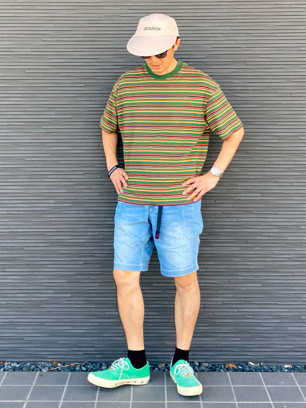 グリーン系のTシャツ/カットソー、ブルー系のデニムパンツ、グリーン系のスニーカーを着用したメンズの夏コーディネートの3枚目の写真