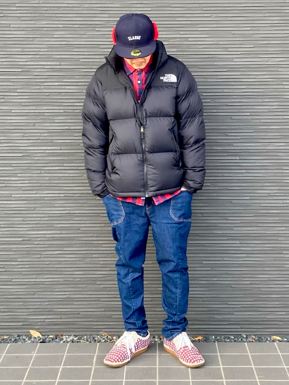 ブラック系のダウンジャケット/コート、レッド系のシャツ/ブラウス、ブルー系のカーゴパンツを着用したメンズの冬コーディネートの3枚目の写真